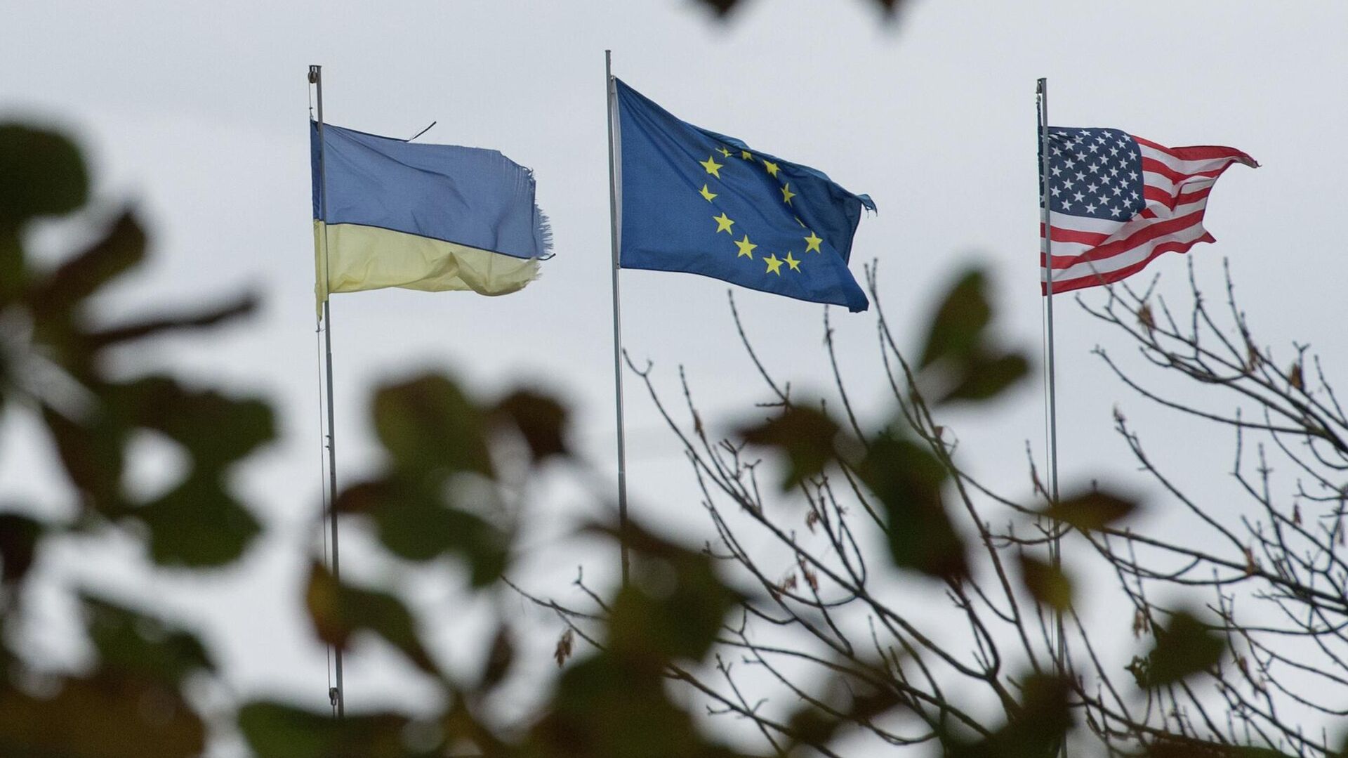Флаги Украины, Европейского союза и Соединенных Штатов Америки - РИА Новости, 1920, 01.10.2022