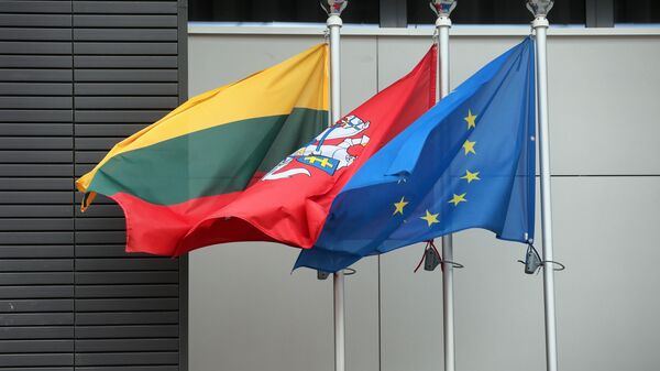 Флаги на территории посольства Литовской республики в Москве.
