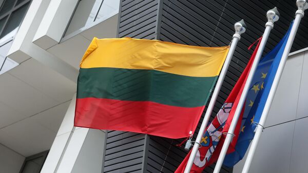 Флаги на территории посольства Литовской республики в Москве.