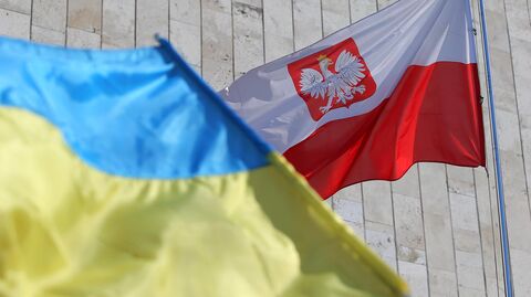 Государственные флаги Украины и Польши у посольства Польши