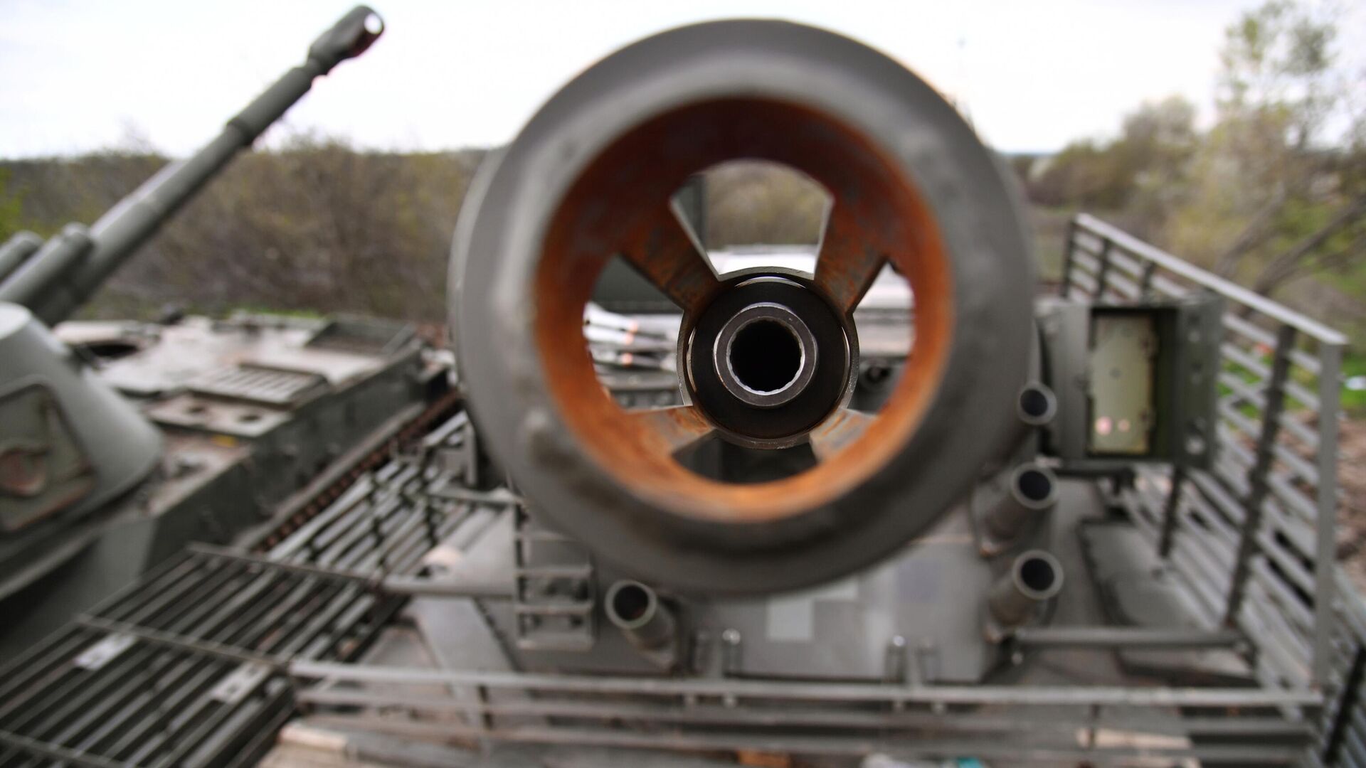 Пушка на бронетранспортере БТР 4Е, оставленном Вооруженными силами Украины  - РИА Новости, 1920, 18.05.2022