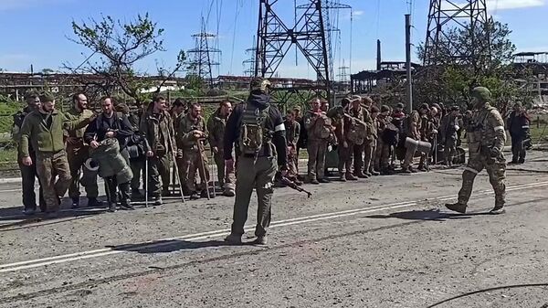 Сдача в плен украинских боевиков с территории Азовстали