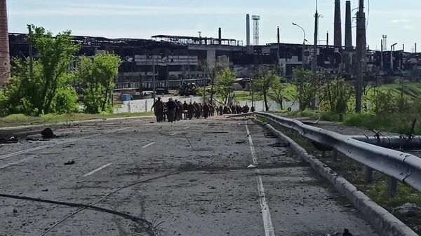 Сдача в плен украинских боевиков с территории Азовстали