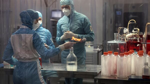 Сотрудники лаборатории во время получения и испытания компонентов для последующего производства вакцины от коронавируса Ковивак.