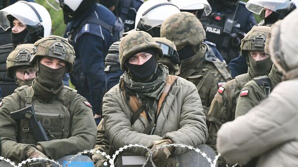 Сотрудники польской полиции и военные