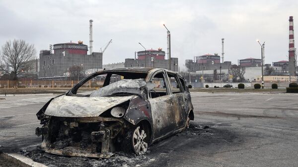 Сгоревший автомобиль у Запорожской атомной электростанции в городе Энергодар