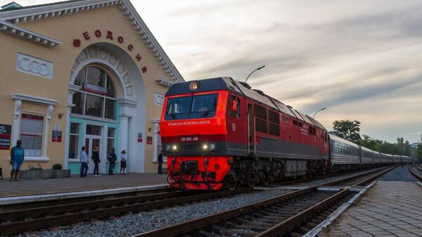 Поезд на железнодорожном вокзале Феодосии