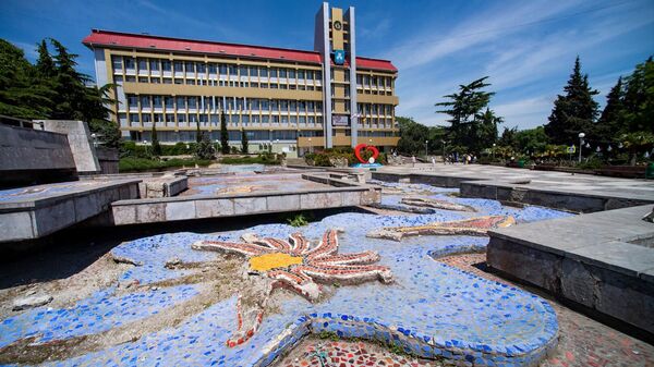 Фонтан возле здания алуштинской горадминистрации