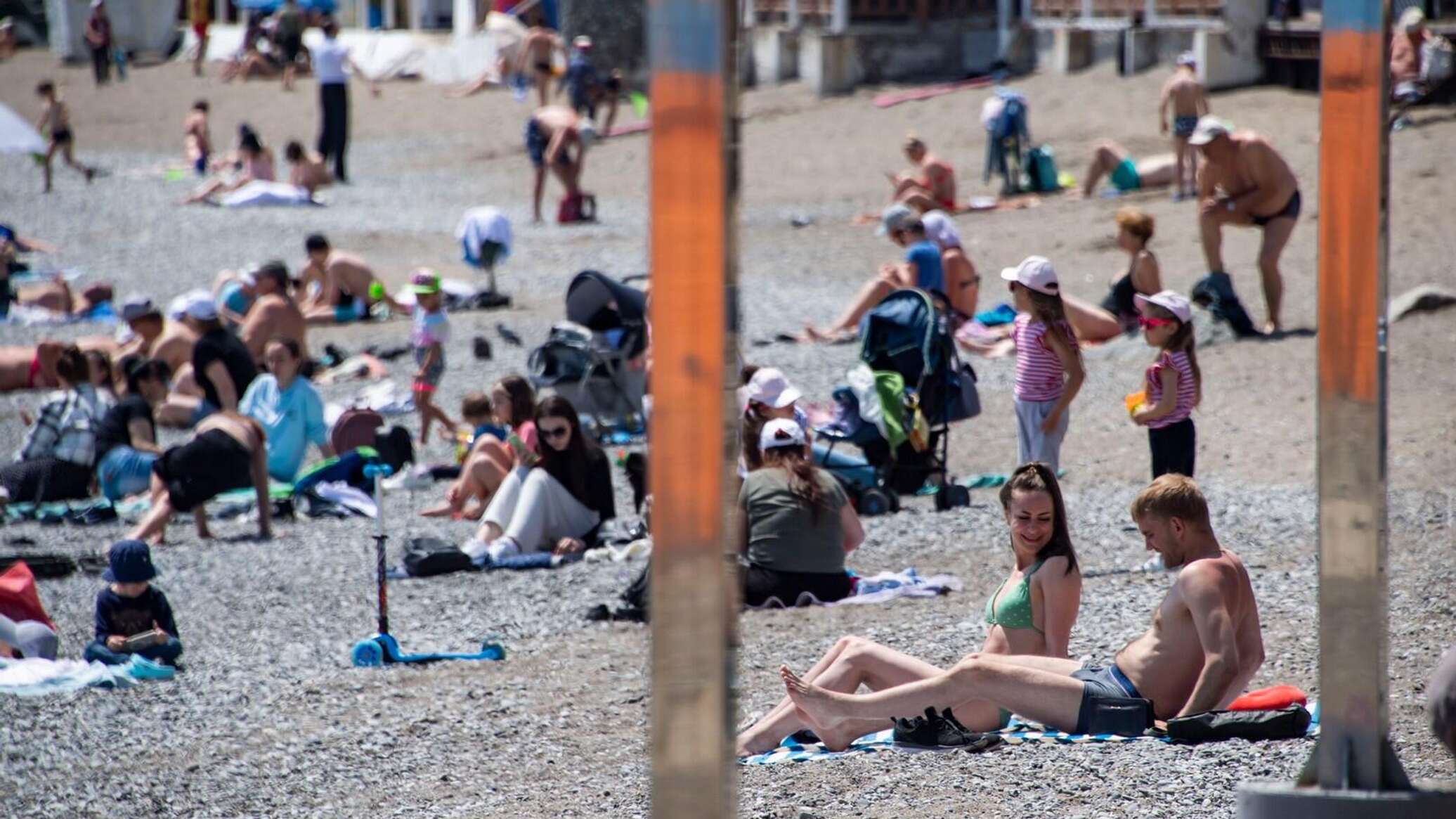 После 25 августа. Пляжи Алушты 2022. Пляжи фото отдыхающих. Сочи пляж народ. Переполненные пляжи Крыма.