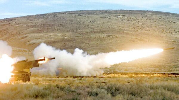 Запуск ракет Высокомобильной артиллерийской ракетной системы (HIMARS)