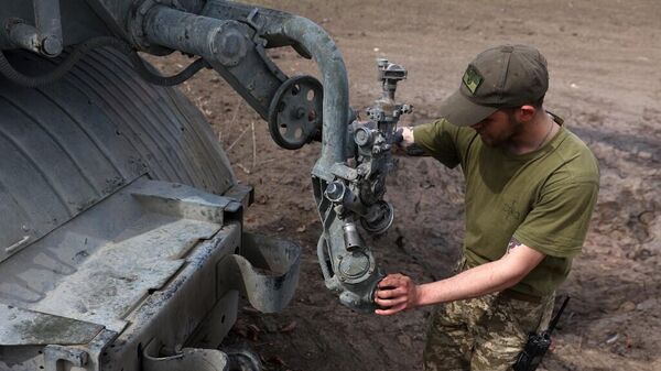 Украинский артиллерист готовит реактивную систему залпового огня БМ-21 Град