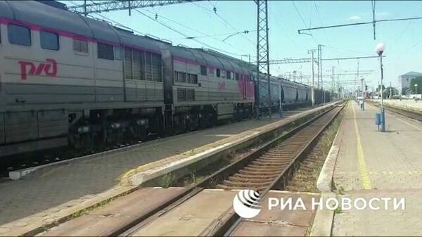 Видео РИА Новости. 11 вагонов с зерном отправлены из Мелитополя в Крым