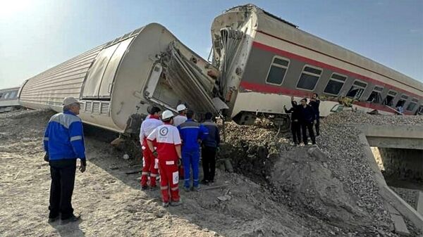 Спасатели на месте крушения поезда недалеко от города Табас в центральной части Ирана. AFP PHOTO / HO / IRANIAN RED CRECENT