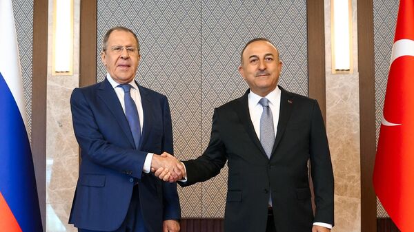 Министр иностранных дел РФ Сергей Лавров и министр иностранных дел Турции Мевлют Чавушоглу (справа) во время встречи в Анкаре
