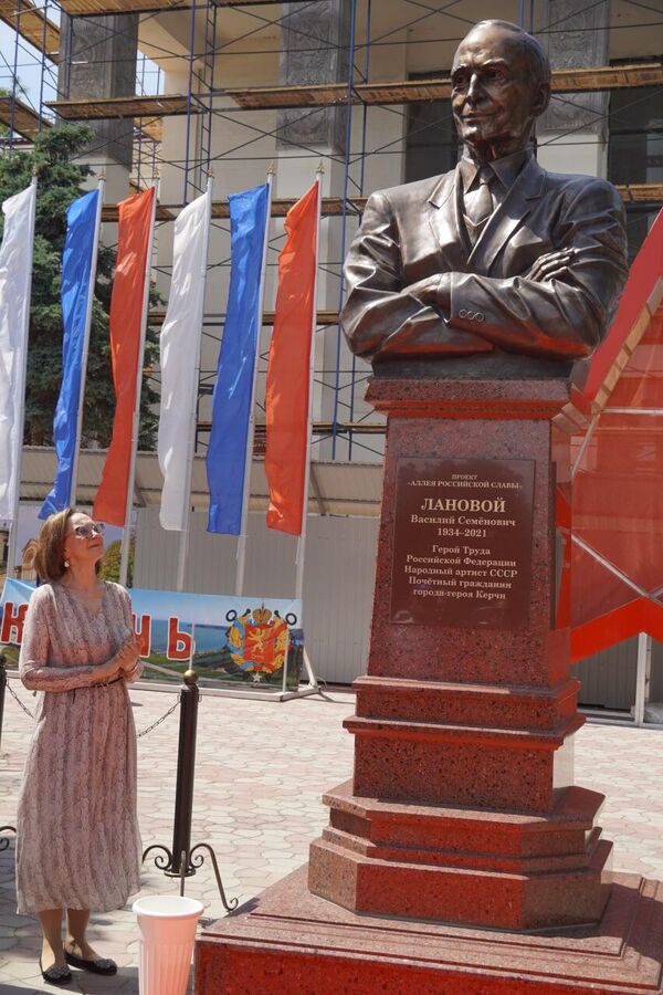 На открытие памятника Василию Лановому в Керчь приехала вдова актера Ирина Купченко