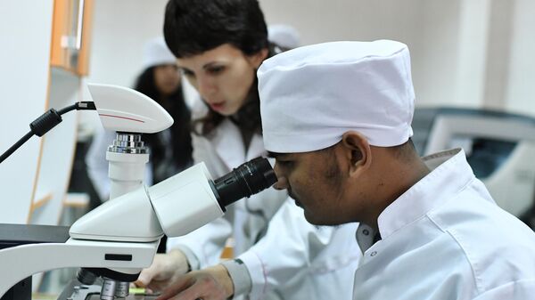 Студенты на занятиях в лаборатории электронной микроскопии Медицинской академии имени С. И. Георгиевского в Симферополе