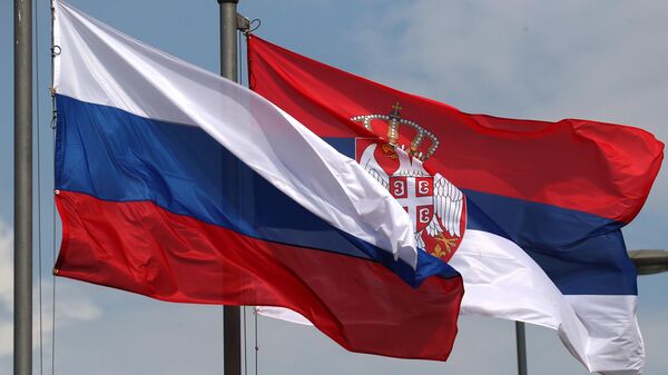 Государственные флаги РФ и Сербии в Белграде.