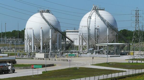 Шаровые резервуары для хранения газа на окраине Хьюстона, штат Техас.