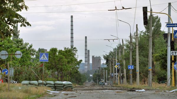 Улица, ведущая к химическому комбинату Азот (на дальнем плане) в Северодонецке