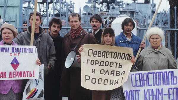 Апрель 1992 года. Акция Республиканского движения Крым перед военно-морской базой Черноморского флота в Севастополе.