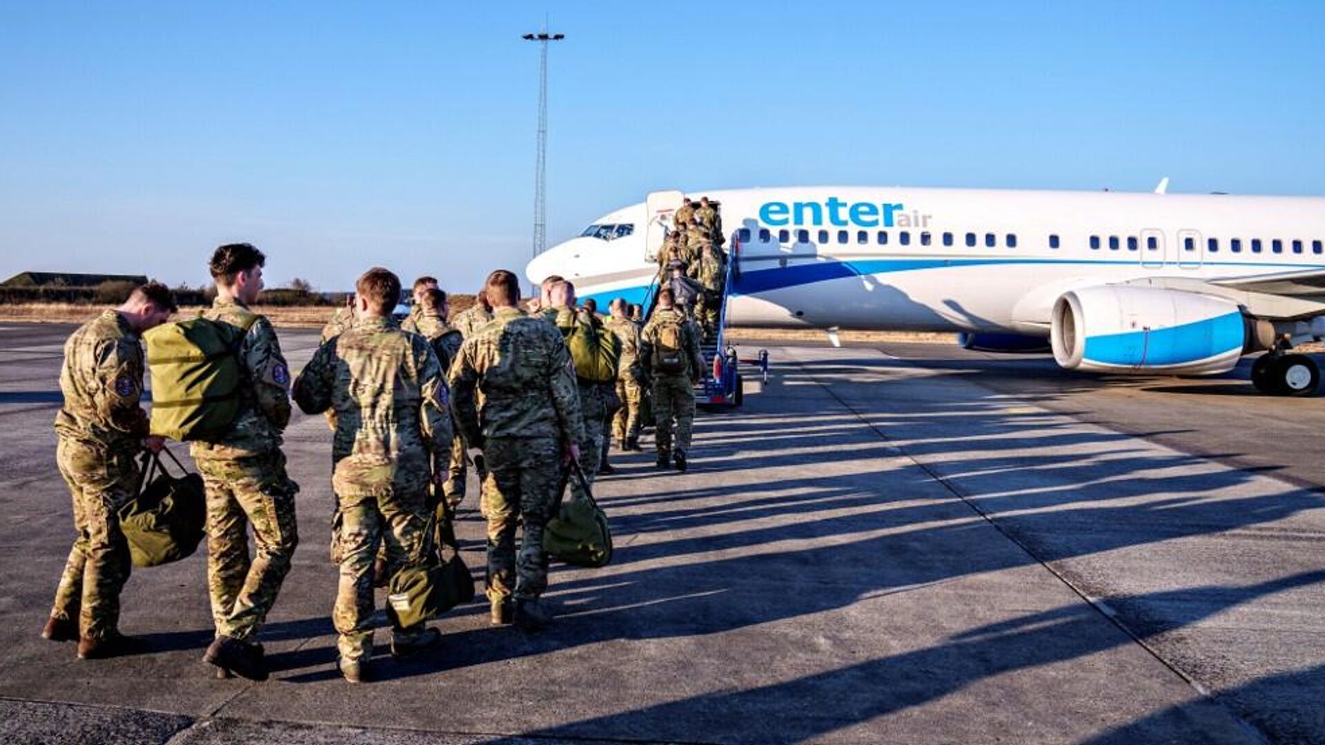 Датские солдаты садятся в самолет на авиабазе Каруп в Ютландии 11 марта 2022 года - РИА Новости, 1920, 21.06.2022