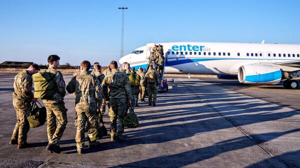 Датские солдаты садятся в самолет на авиабазе Каруп в Ютландии 11 марта 2022 года