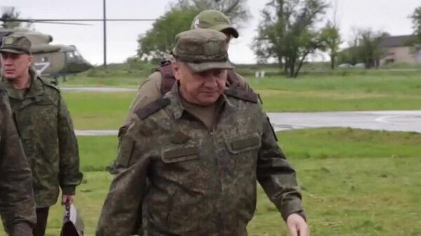 Министр обороны РФ Сергей Шойгу во время инспекции российских войск в зоне спецоперации на Украине 