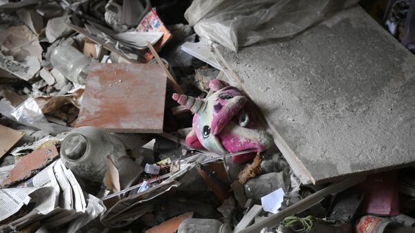 Мягкая игрушка в квартире, разрушенной в результате прямого попадания снаряда в жилой дом в Горловке