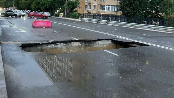 В Симферополе по улице Толстого рухнул автомобильный мост