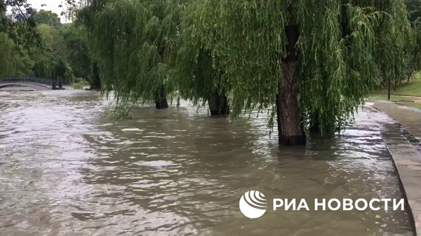Видео РИА Новости. Река Салгир в Симферополе после ливня
