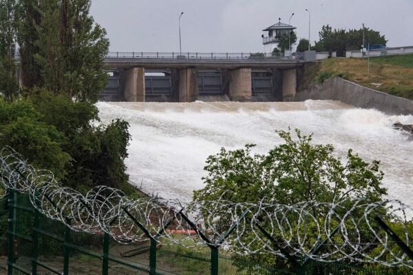 Сброс воды из симферопольского водохранилища в Салгир. Дамба. 