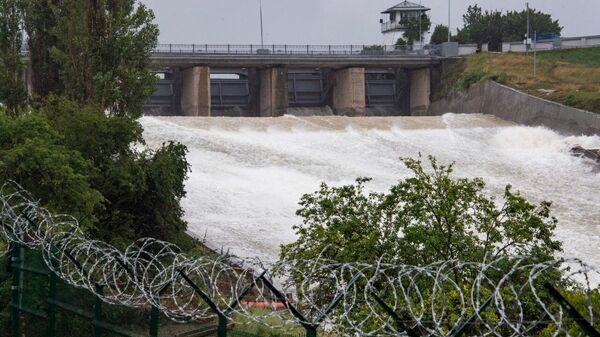 Сброс воды из симферопольского водохранилища в Салгир. Дамба. 