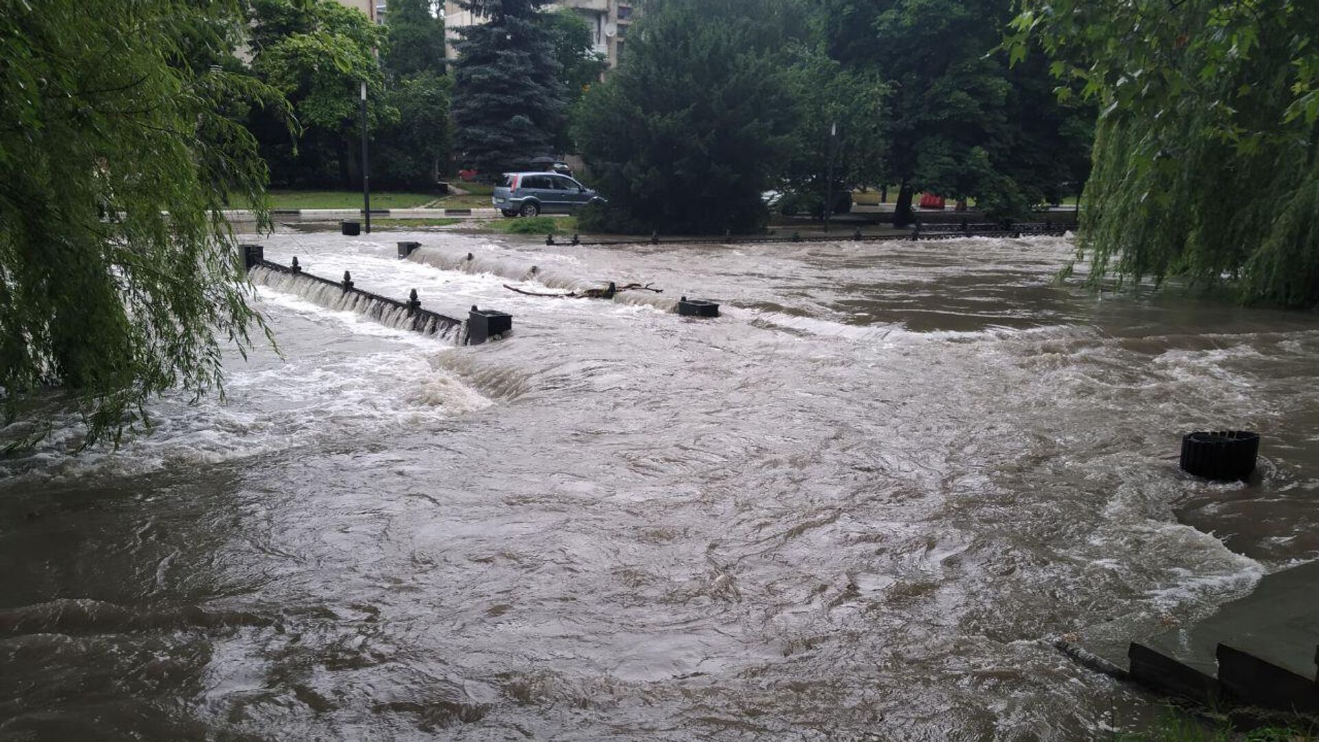Разлив Салгира после аномальных дождей в июне 2022 года - РИА Новости, 1920, 27.06.2022