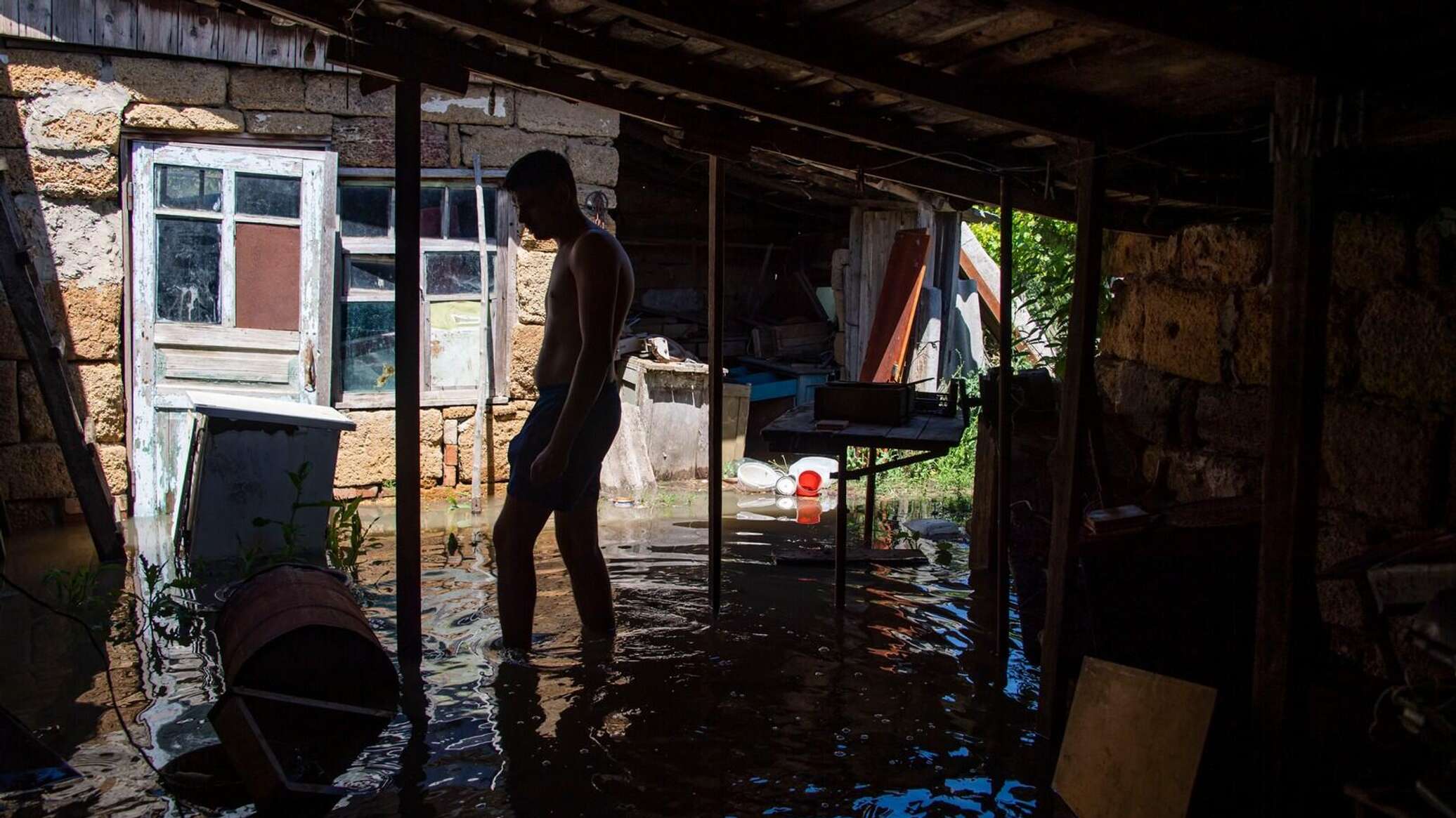 Вода ворвалась в дома: как жители Новоандреевки переживают стихию - РИА  Новости Крым, 29.06.2022