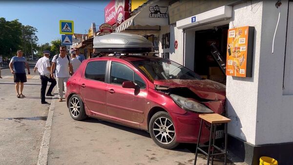 В Севастополе машина влетела в кафе после ДТП