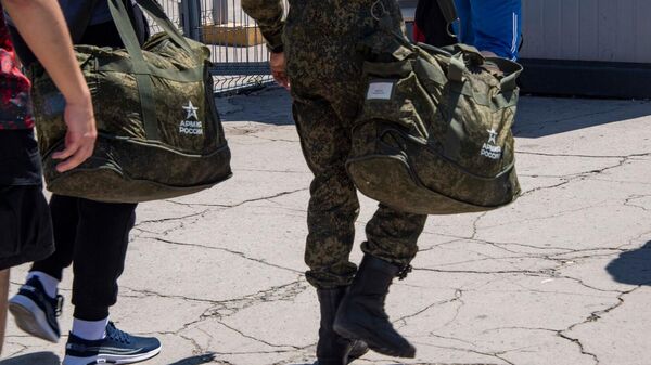 Военнослужащие российской армии с сумками