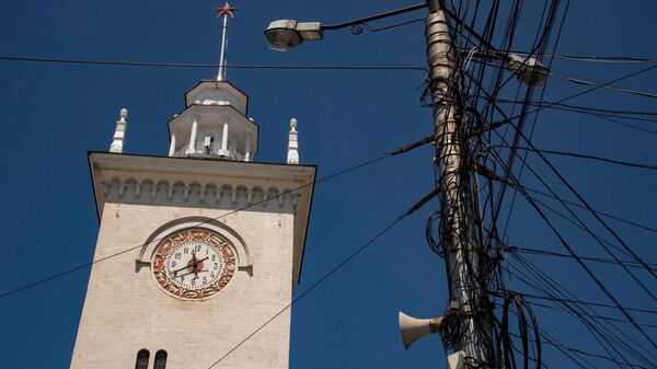 Башня с часами на железнодорожном вокзале в Симферополе