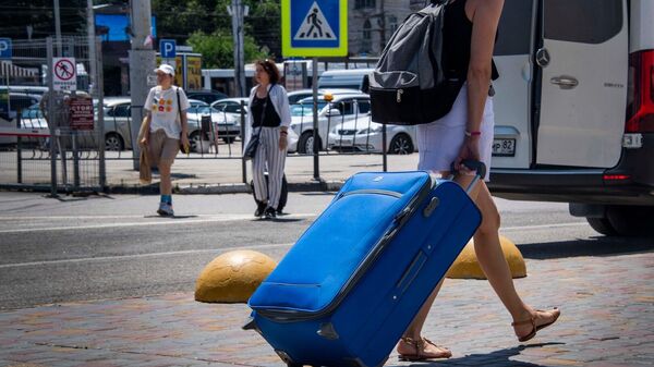 Женщина с чемоданом на автостанции Курортная в Симферополе