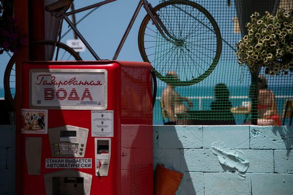 Автомат с газированной водой на пляже Учкуевка в Севастополе