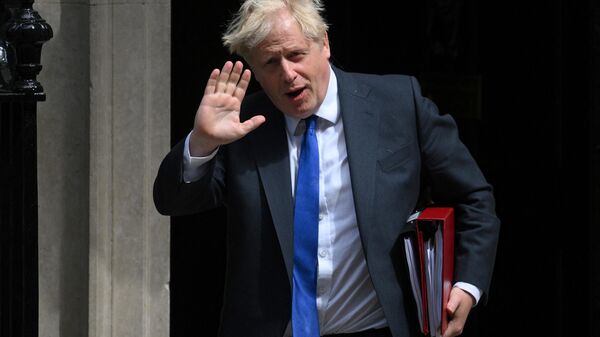 Премьер-министр Великобритании Борис Джонсон покидает Даунинг-стрит, 10 в центре Лондона