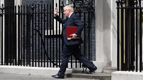 Премьер-министр Великобритании Борис Джонсон покидает Даунинг-стрит, 10 в центре Лондона 