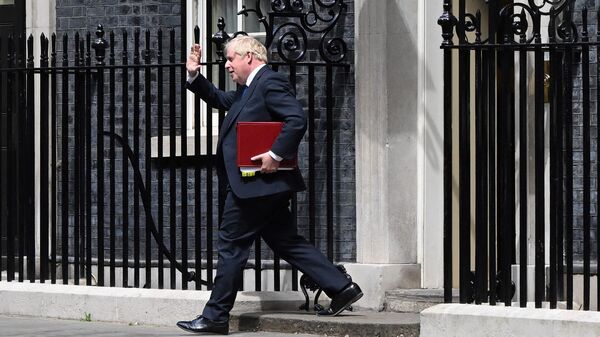 Премьер-министр Великобритании Борис Джонсон покидает Даунинг-стрит, 10 в центре Лондона 