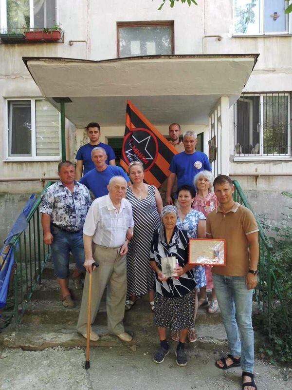 Семья фронтовика Ильи Сиротинина. Впереди - дети Ильи Сиротинина, Николай и Вера.