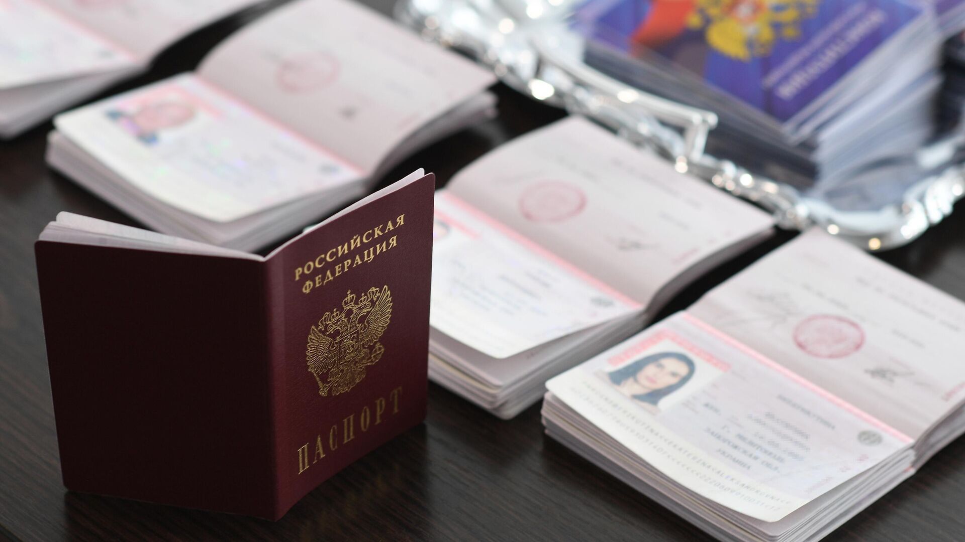 Первые российские паспорта выдали жителям Мелитополя - РИА Новости, 1920, 19.05.2023