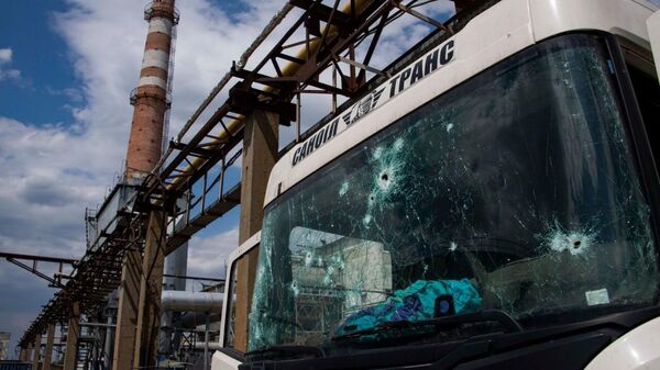Маслоэкстракционный завод в г. Пологи Запорожской области. Разбитая в результате обстрелов ВСУ техника. 