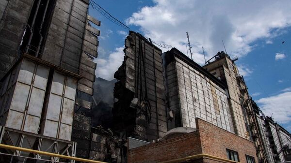 Элеватор маслоэкстракционного завода в г. Пологи Запорожской области после обстрела со стороны ВСУ