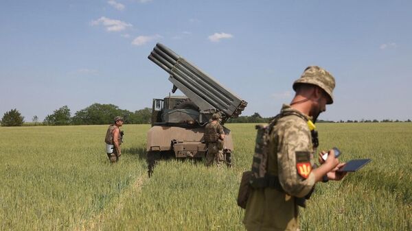 Украинские артиллеристы готовятся к стрельбе из реактивной системы залпового огня БМ-21 Град . Фото AFP