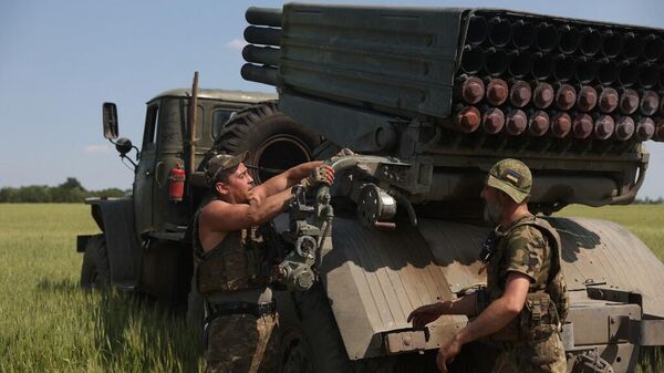Украинские артиллеристы готовятся к стрельбе из реактивной системы залпового огня БМ-21 Град. Фото AFP