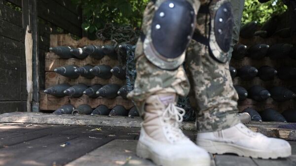 Украинский военнослужащий стоит рядом с ракетами для РСЗО Град. Фото AFP