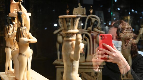 Девушка фотографирует экспонат выставки Сокровища гробницы Тутанхамона